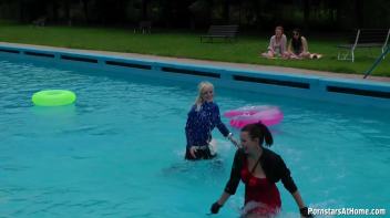 Eurobabes Only Waterpark Screencap 23 on www.sinx.com