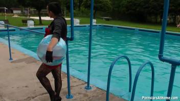 Eurobabes Only Waterpark Screencap 64 on www.sinx.com