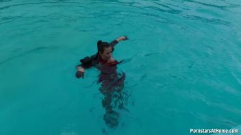 Eurobabes Only Waterpark Screencap 68 on www.sinx.com