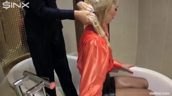 Blondes shampoo each other in a tub Screencap 12 on www.sinx.com