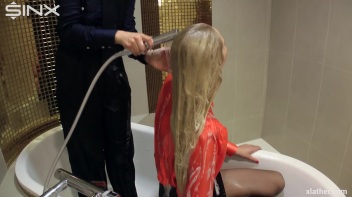Blondes shampoo each other in a tub Screencap 19 on www.sinx.com