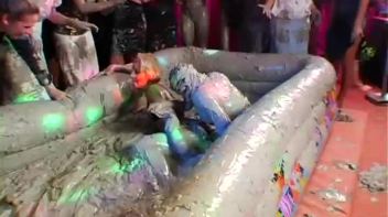 Rockin' The Mud Pit Screencap 21 on www.sinx.com