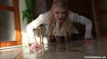 This Purse Was Made For Pissing! Screencap 49 on www.sinx.com