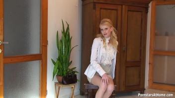 This Purse Was Made For Pissing! Screencap 5 on www.sinx.com