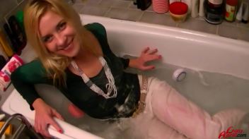 Savoring Every Moment Of Bath Time Screencap 42 on www.sinx.com