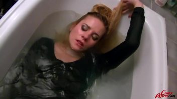 Savoring Every Moment Of Bath Time Screencap 72 on www.sinx.com