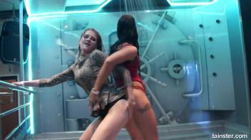 Showers and amateur babes Screencap 9 on www.sinx.com