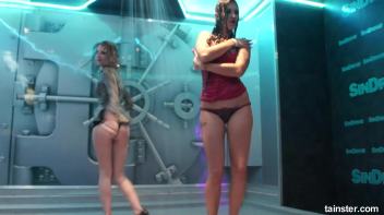 Showers and amateur babes Screencap 17 on www.sinx.com