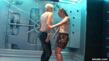 Showers and amateur babes Screencap 35 on www.sinx.com