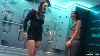 Showers and amateur babes Screencap 80 on www.sinx.com
