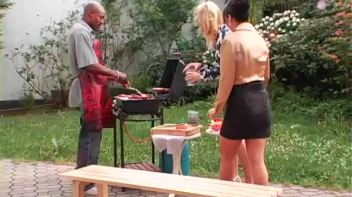 These Girls Love That Tasty Sausage! Screencap 1 on www.sinx.com