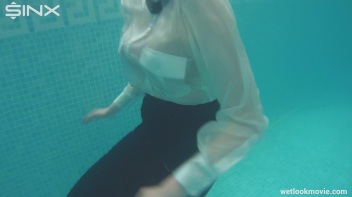 Glamour Girl's Poolside Dip Screencap 18 on www.sinx.com