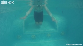 Glamour Girl's Poolside Dip Screencap 21 on www.sinx.com