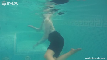 Glamour Girl's Poolside Dip Screencap 33 on www.sinx.com