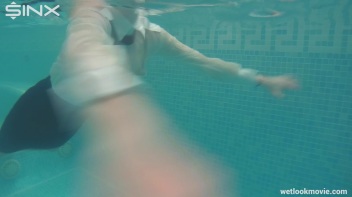 Glamour Girl's Poolside Dip Screencap 34 on www.sinx.com