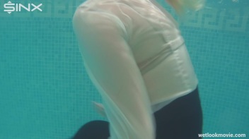 Glamour Girl's Poolside Dip Screencap 35 on www.sinx.com