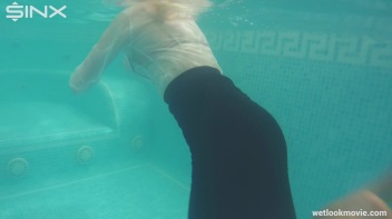 Glamour Girl's Poolside Dip Screencap 36 on www.sinx.com