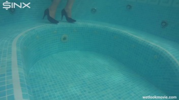 Glamour Girl's Poolside Dip Screencap 4 on www.sinx.com