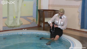 Glamour Girl's Poolside Dip Screencap 5 on www.sinx.com