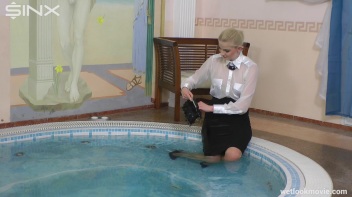 Glamour Girl's Poolside Dip Screencap 7 on www.sinx.com