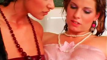 Tub Girls Screencap 104 on www.sinx.com