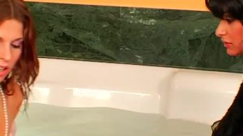 Tub Girls Screencap 58 on www.sinx.com