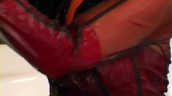 Tub Girls Screencap 60 on www.sinx.com