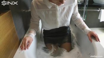 Hotties Wet And Messy Hair Washing Screencap 21 on www.sinx.com