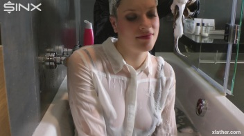 Hotties Wet And Messy Hair Washing Screencap 38 on www.sinx.com