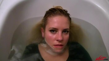Savoring Every Moment Of Bath Time Screencap 76 on www.sinx.com