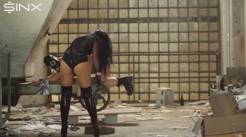 Anal durchgefickt mit einem XL Gummischwanz Screencap 8 on www.sinx.com