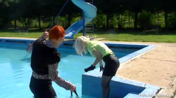 Wet And Creamy At The Pool Screencap 6 on www.sinx.com