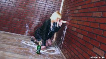 Dressed in leather and covered in cum Screencap 89 on www.sinx.com