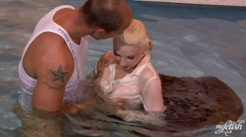 Underwater Suck and Fuck Screencap 103 on www.sinx.com