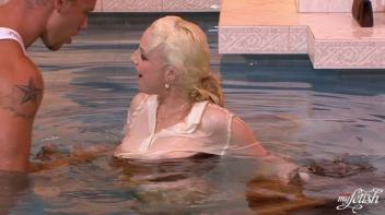 Underwater Suck and Fuck Screencap 109 on www.sinx.com