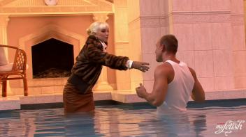 Underwater Suck and Fuck Screencap 15 on www.sinx.com