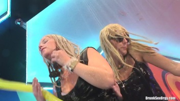 Bikini Beach Balls Part 5 - Cam 4 Screencap 26 on www.sinx.com