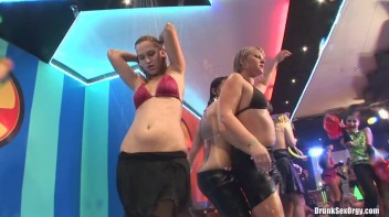 Bikini Beach Balls Part 5 - Cam 4 Screencap 36 on www.sinx.com