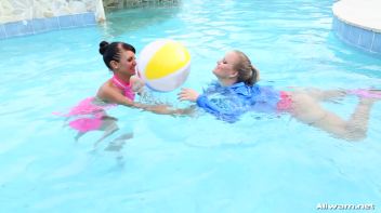 Wet Luxury Screencap 22 on www.sinx.com