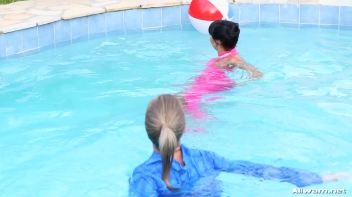 Wet Luxury Screencap 24 on www.sinx.com