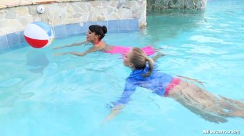 Wet Luxury Screencap 36 on www.sinx.com