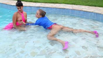 Wet Luxury Screencap 79 on www.sinx.com