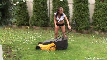 Brunette Gets A Backyard Face Bang Screencap 4 on www.sinx.com