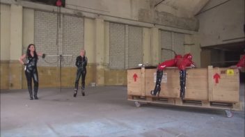 Analfotze mit dem Spekulum genau untersucht Screencap 4 on www.sinx.com