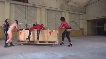 Analfotze mit dem Spekulum genau untersucht Screencap 5 on www.sinx.com