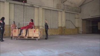 Analfotze mit dem Spekulum genau untersucht Screencap 8 on www.sinx.com