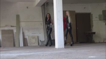 Analfotze mit dem Spekulum genau untersucht Screencap 1 on www.sinx.com