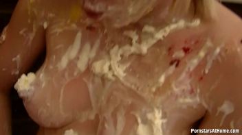 Sweet Treats For Sexy Girls Screencap 70 on www.sinx.com