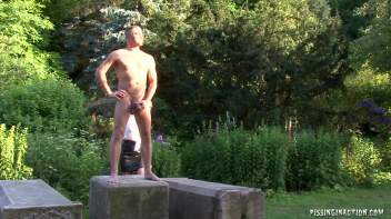 Full Service Piss Statue Screencap 1 on www.sinx.com