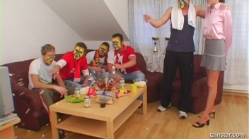 Sarah Gets Soaked! Screencap 4 on www.sinx.com